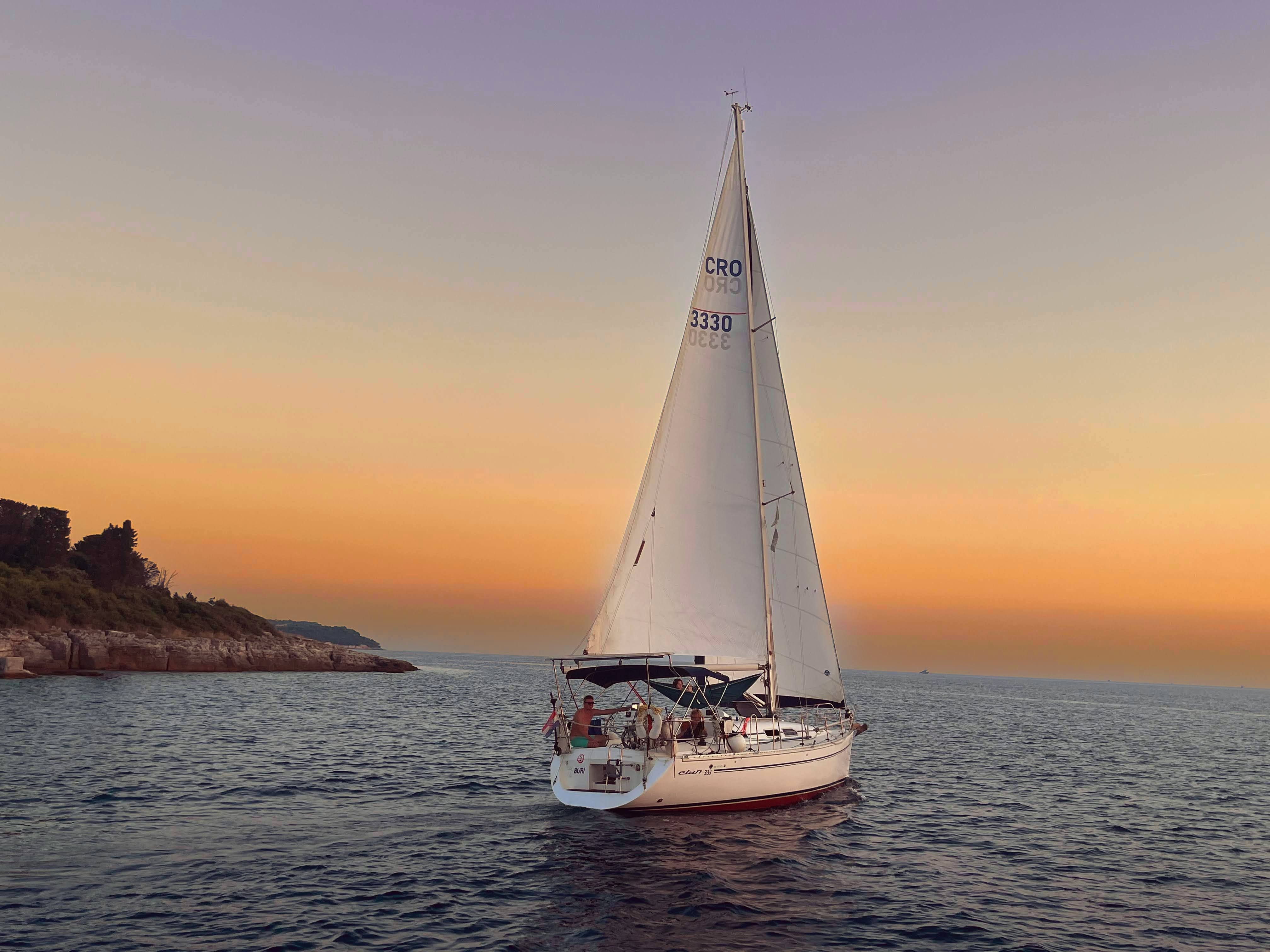 Elan 333 yacht sailing on the sea, used for basic sailing courses in Croatia.